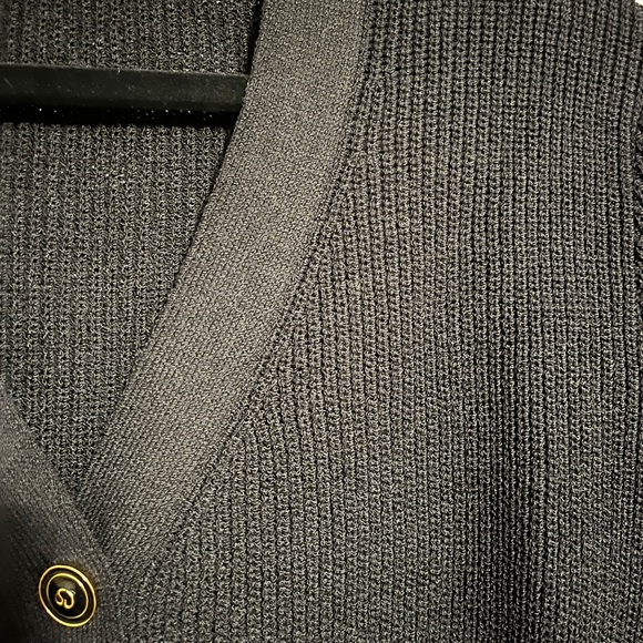 1990s Vintage St. John V-Neck Cardigan - Picture 3 of 8